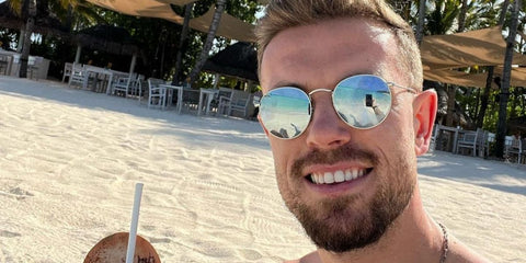 Footballer Jordan Henderson was seen wearing silver Ray-Ban Round Metal 3447 019/30 sunglasses with green mirrored lenses in 2022. Shop online now on Pretavoir