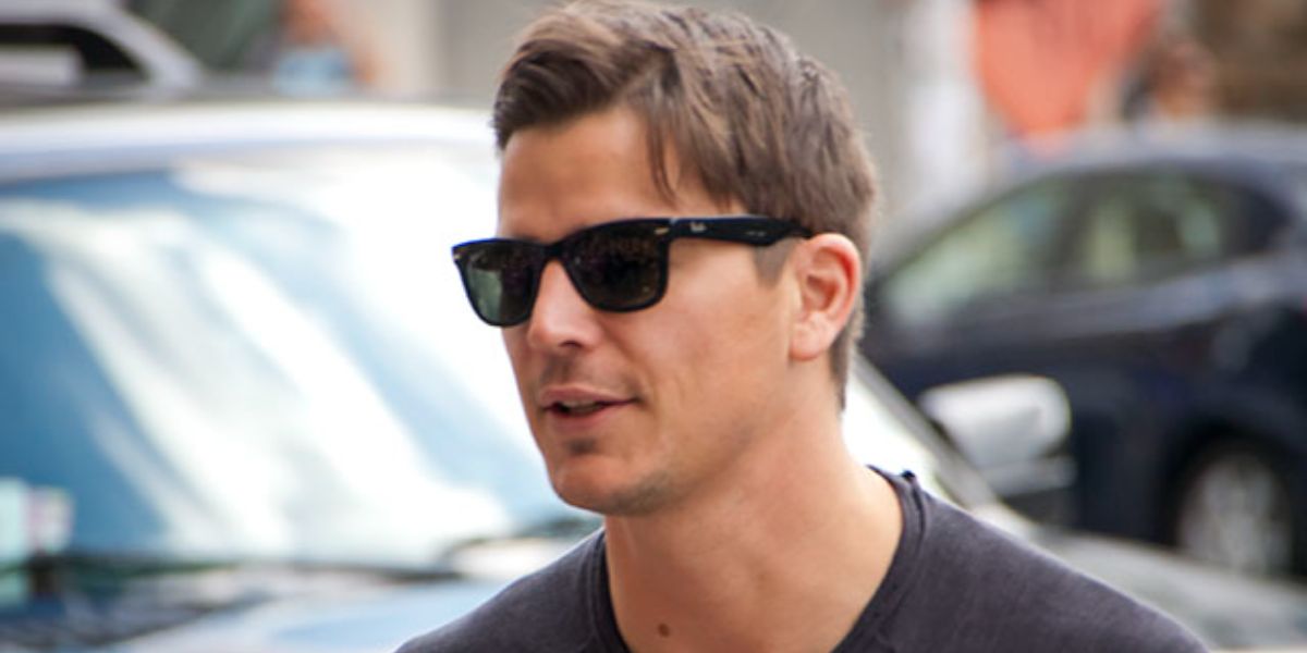 Josh Hartnett was seen wearing the iconic Ray-Ban Wayfarer 2140 901 Black sunglasses in 54mm