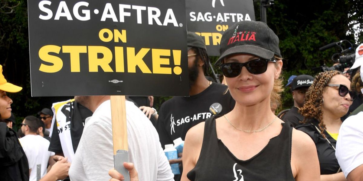 Actress Josie Davis was seen wearing black Ray-Ban New Wayfarer RB 2132 901 sunglasses during the SAG-AFTRA Los Angeles Solidarity March And Rally in September 2023.
