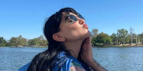 Singer-songwriter Julia Michaels was seen wearing gold Ray-Ban Round Metal 3447 001 sunglasses in her Instagram post