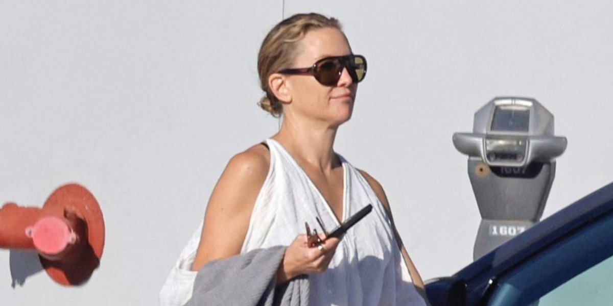 Kate Hudson wore striped laguna Prada PR C05S 23G70G sunglasses in October 2026