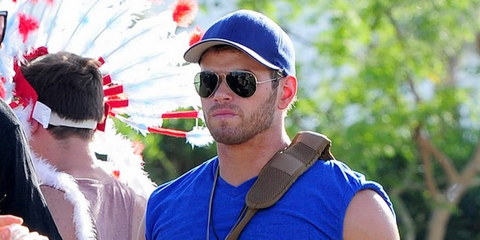 Actor Kellan Lutz was seen wearing Ray-Ban Aviator 3025 L0205 Gold/G15 Green sunglasses at the Coachella Music Festival 2013. Shop online now on Pretavoir