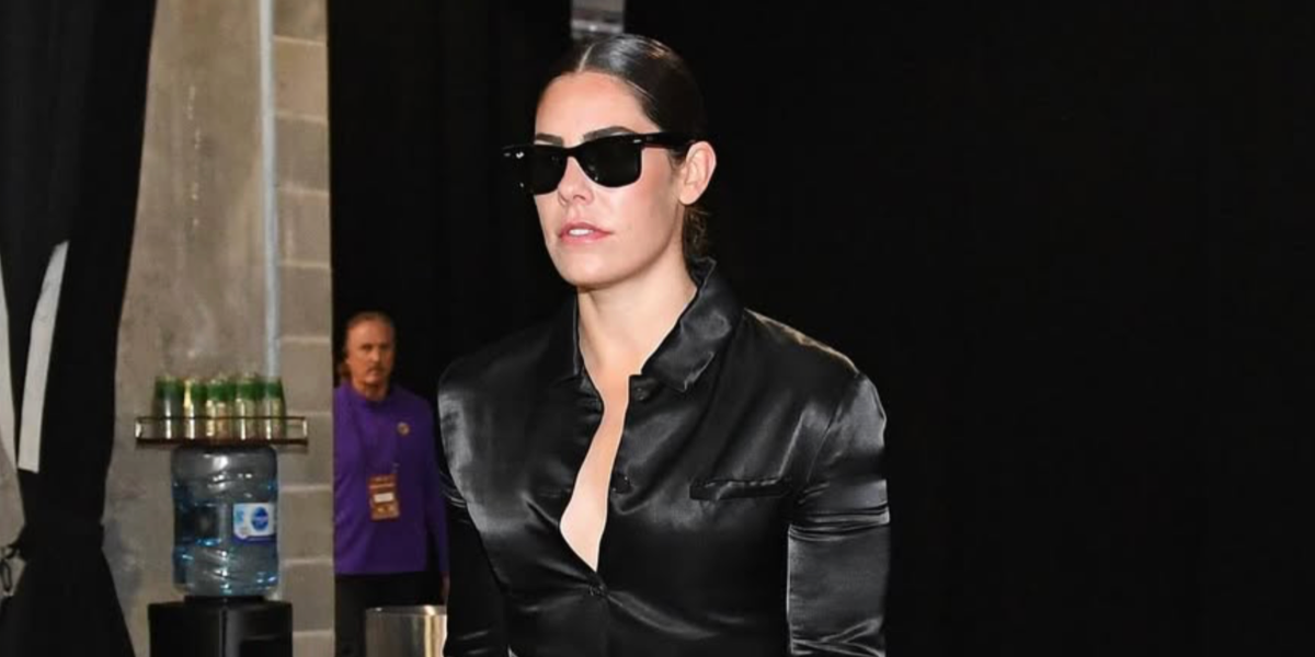 Basketball player Kelsey Plum was seen wearing the iconic Ray-Ban Wayfarer 2140 901 Black sunglasses in her Instagram post, August 2025. Shop online now on Pretavoir