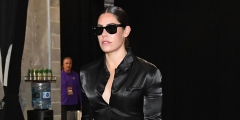 Basketball player Kelsey Plum was seen wearing the iconic Ray-Ban Wayfarer 2140 901 Black sunglasses in her Instagram post, August 2025. Shop online now on Pretavoir