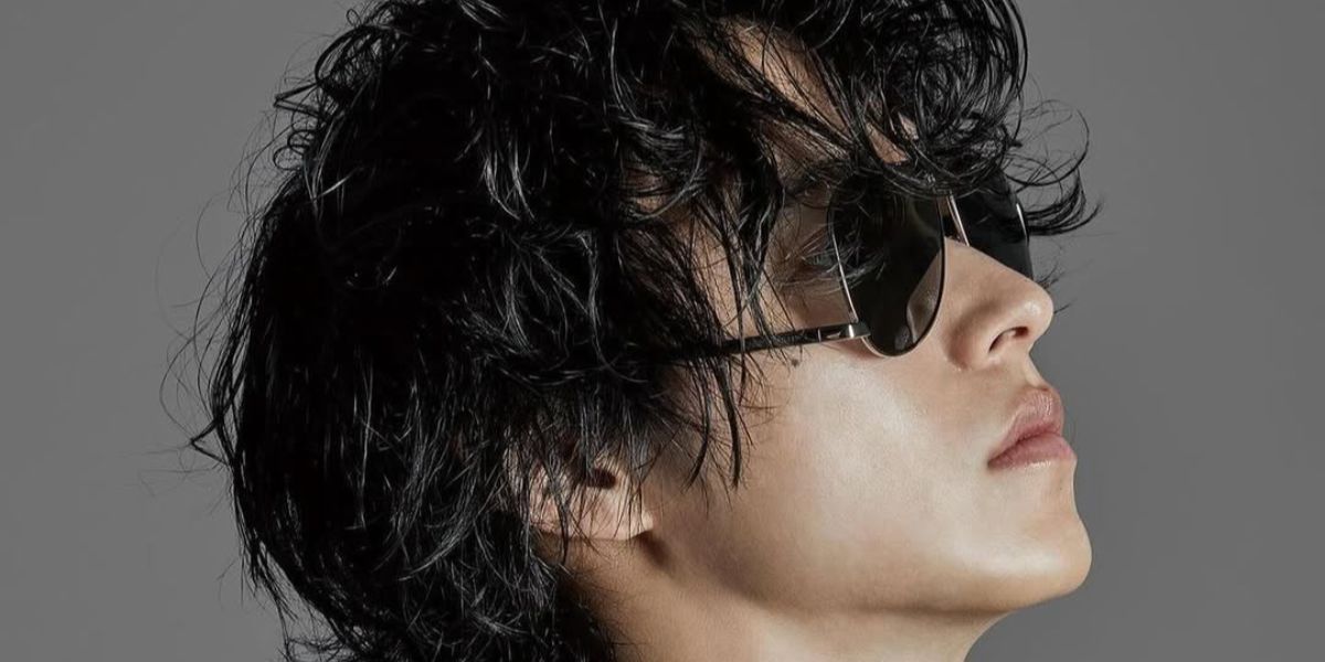 Japanese actor Kento Yamazaki was seen wearing silver Saint Laurent Sun SL 690 Dust 002 aviator sunglasses in a Men's Uno magazine feature, April 2024.