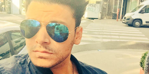 French comedian and actor Kev Adams was seen wearing Ray-Ban Aviator 3025 112/17 Blue Flash Mirror sunglasses in 2015. Shop online now on Pretavoir