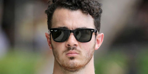 Kevin Jonas was seen wearing the iconic Ray-Ban Wayfarer 2140 901 Black sunglasses. Shop online now on Pretavoir