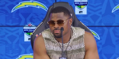 American football player Khalil Mack of Los Angeles Chargers was seen wearing gold Cartier Panthere CT0359S 002 with brown gradient bronze lenses at a press conference in September 2025.