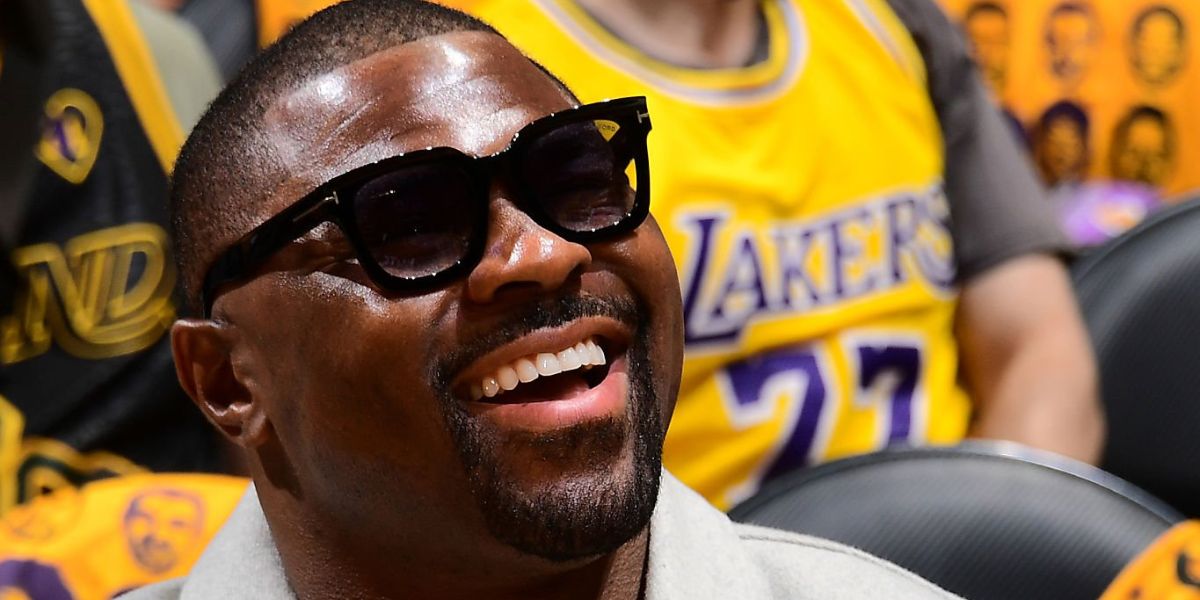 American football player Khalil Mack of Los Angeles Chargers was seen wearing black Tom Ford Leigh-02 TF1115 01B square sunglasses with grey gradient lenses at a game between the Los Angeles Lakers and the Houston Rockets in April 2026.