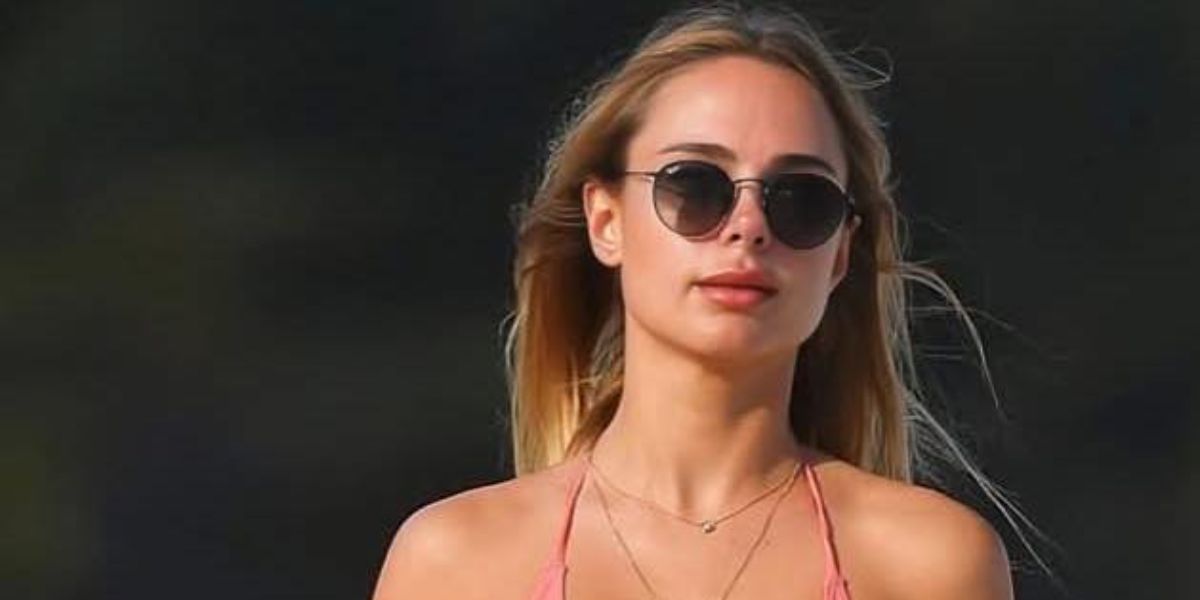 Entrepreneur and television personality Kimberley Garner was seen wearing black Ray-Ban Round Metal RB 3447N 002/71 sunglasses with grey gradient lenses in her Facebook post, May 2025.