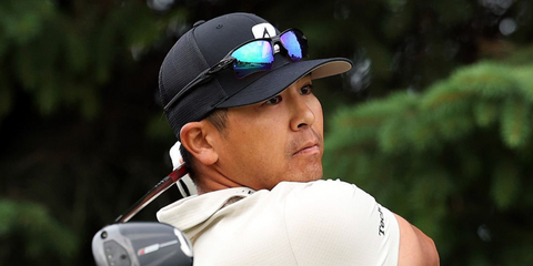 Professional golfer Kurt Kitayama was seen wearing black Oakley Flak 2.0 XL OO9188 05 sunglasses prior to the 3M Open 2026 in Minnesota.