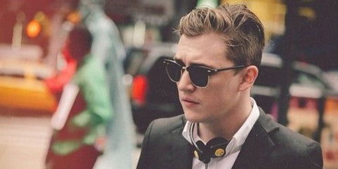Actor Kyle Gallner was seen wearing the iconic Ray-Ban Clubmaster 3016 W0365 Black half-rim sunglasses. Shop online now on Pretavoir