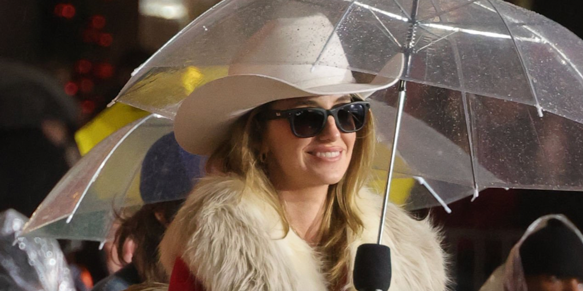American country singer Lainey Wilson was seen wearing matte black Ray-Ban Meta Wayfarer Gen 2 RW4012 601S/T3 Polarised Smart Glasses during her performance at Macy's Thanksgiving Parade in New York City, November 2025.
