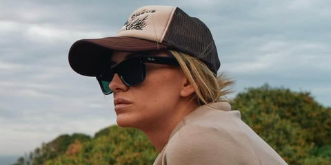 American country musician Lainey Wilson was seen wearing black Ray-Ban Wayfarer Reverse RB R0502S 6677/VR sunglasses with green lenses during her trip to Australia, March 2024