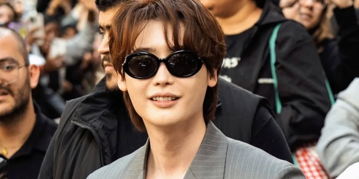 Lee Jong Suk was seen wearing black Loewe LW40147I 01A sunglasses at the Loewe Menswear SpringSummer 2025 fashion show during Paris Men's Fashion Week