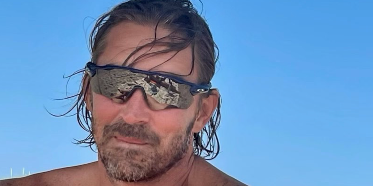 Actor Lee Pace was seen wearing black Oakley Radar EV Path OO9208 52 Prizm sunglasses in his Instagram post, January 2022. Shop online now on Pretavoir