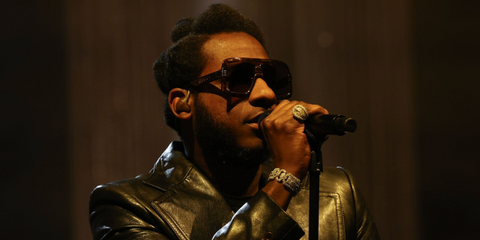 Leon Bridges was seen wearing tortoiseshell and gold Gucci GG0900S 002 oversized sunglasses during his Texas tour, November 2024