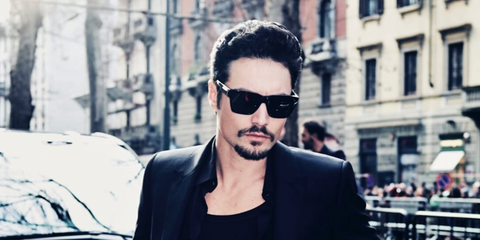 Levi Dylan was seen wearing black Dolce&Gabbana DG4465 501/87 square sunglasses to attend the Dolce & Gabbana Menswear Fall/Winter 2025 fashion show during Milan Men's Fashion Week