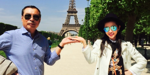 Li Bingbing, pictured with her father, was seen wearing oversized Ray-Ban Aviator 3025 112/17 Blue Flash Mirror sunglasses in Paris