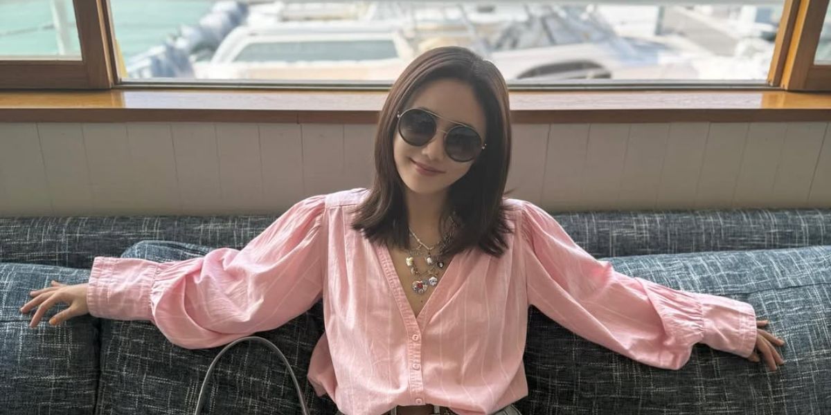 Chinese actress Liu Yun was seen wearing black and gold Gucci GG0061S 001 round aviator sunglasses in Honololu, shared on her Instagram in February 2025. Shop online now on Pretavoir