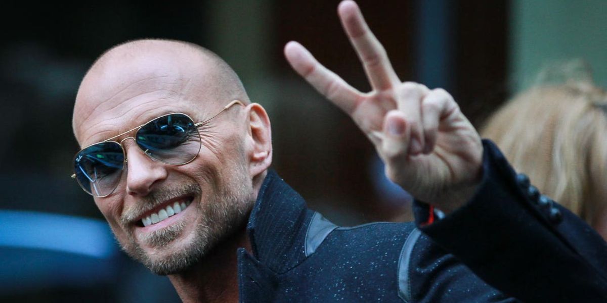 Pop star Luke Goss was seen wearing gold Ray-Ban Aviator 3025 001/3F sunglasses with Blue Gradient lenses in London. Shop online now on Pretavoir