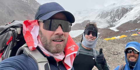 Actor Luke Macarlane was seen wearing matte black Oakley Sutro Lite S OO9496 12 Prizm sunglasses in Argentina. Shop online now on Pretavoir