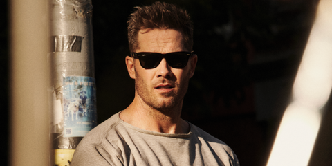 Actor Luke Macfarlane was seen wearing the iconic Ray-Ban Wayfarer 2140 901 Black sunglasses in a Story & Rain Magazine feature. Shop online now on Pretavoir
