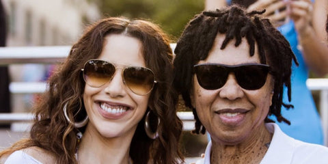 Brazilian singer Marina Sena, pictured with Djavan, was seen wearing Ray-Ban Aviator 3025 001/51 Gold/Light Brown Gradient sunglasses in Rio De Janeiro, September 2025. Shop online now on Pretavoir