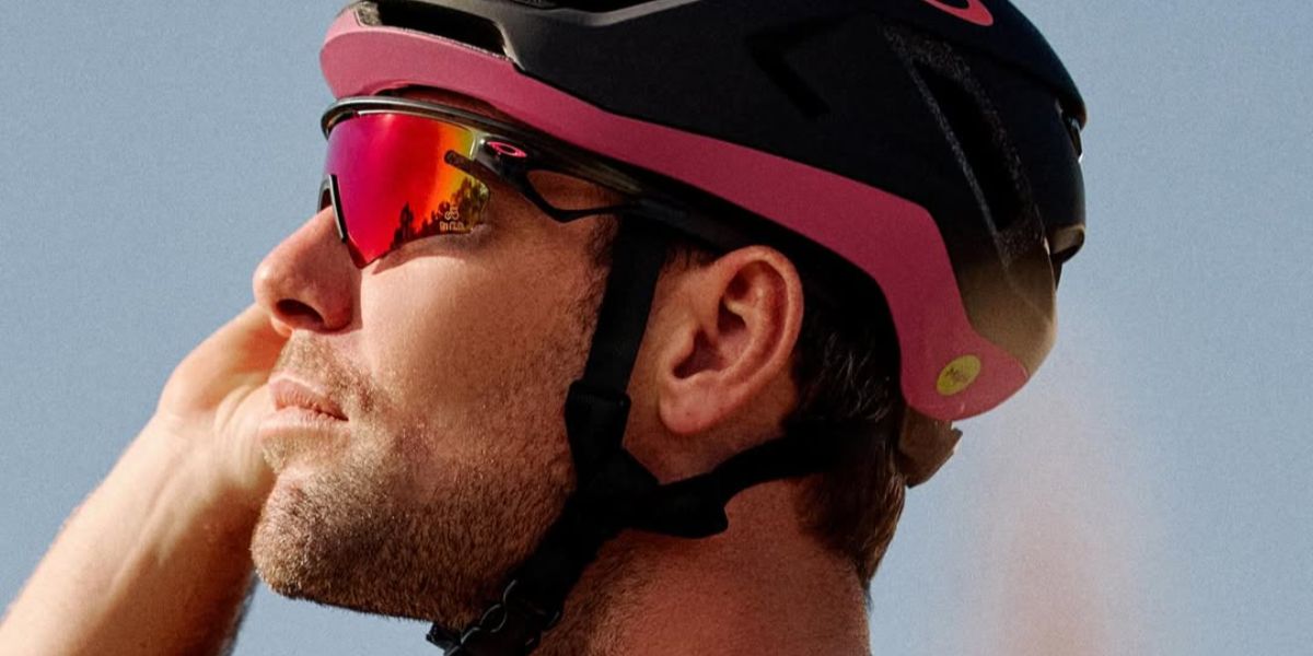 Manx retired cyclist Mark Cavendish was seen wearing Oakley Sphaera Slash OO9499 09 Prizm giro sunglasses in his Instagram post, May 2025. Shop online now on Pretavoir