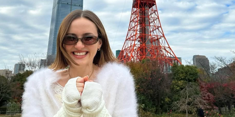 Actress Maude Apatow was seen wearing DMY Studios Valentina DMYSUN04TO Transparent Olive oval sunglasses in Tokyo, December 2022. Shop online now on Pretavoir