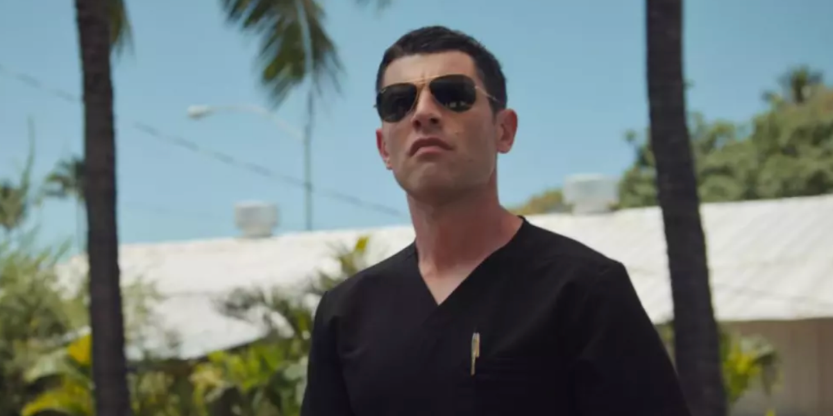 Max Greenfield was seen wearing gold Ray-Ban Aviator RB 3025 181 sunglasses in TV series Doo­gie Ka­mea­loha, M.D. (Season 01 Episode 07) as Dr. Arthur Goldstein