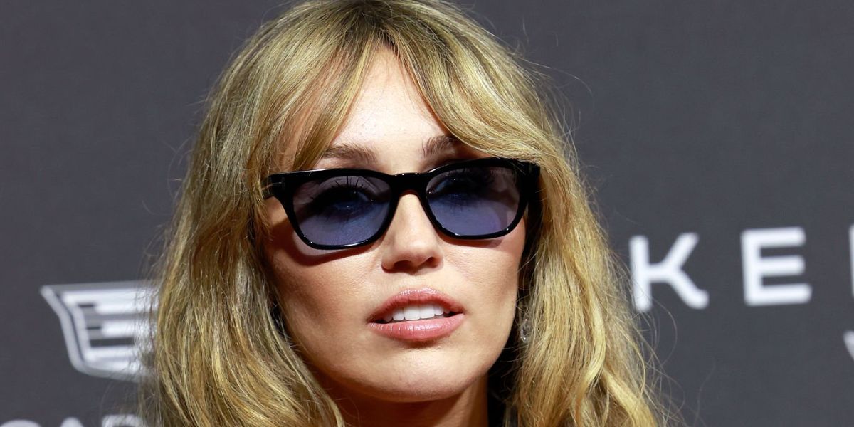 Miley Cyrus was seen wearing black Tom Ford Penn-02 TF1362 01V sunglasses with blue lenses at the Palm Springs International Film Festival Film Awards 2026.