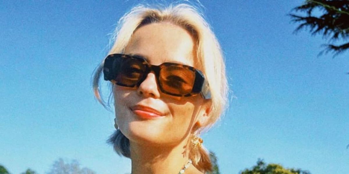 Celebrity actress Millie Gibson was seen wearing tortoiseshell Prada PR 17WS VAU2Z1 Symbole sunglasses with brown lenses in a social media post.