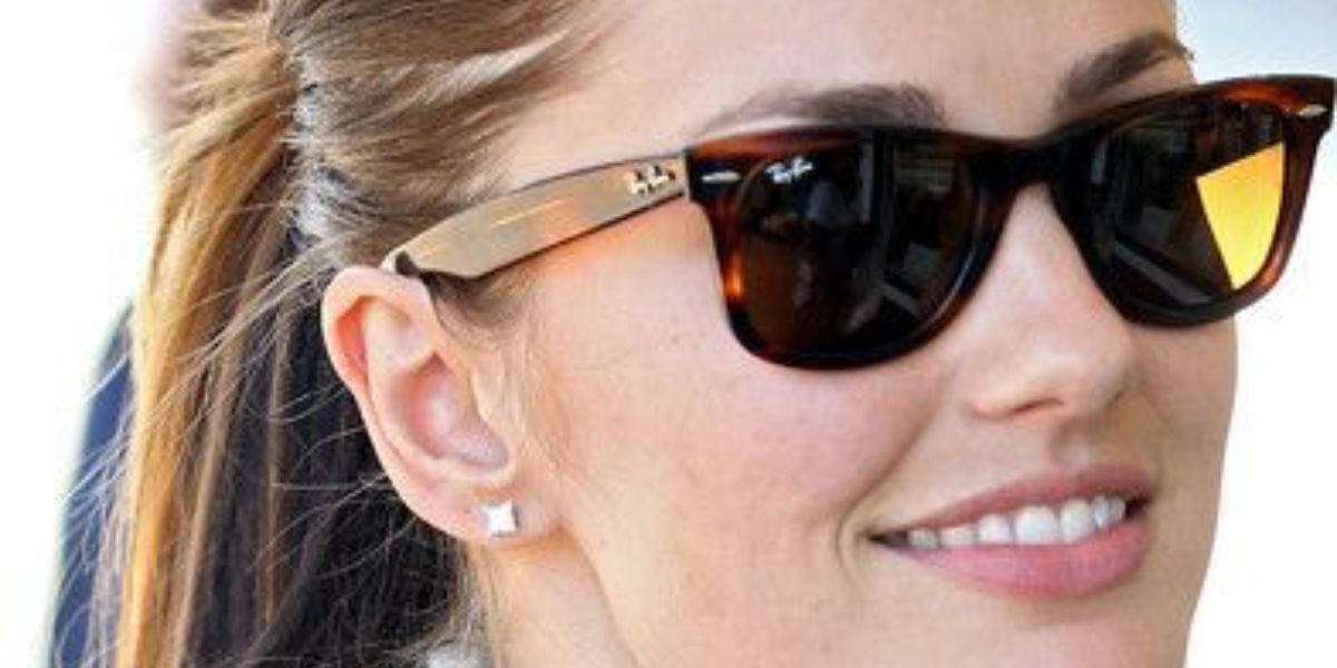 Minka Kelly was seen wearing brown tortoiseshell Ray-Ban Wayfarer 2140 954 sunglasses