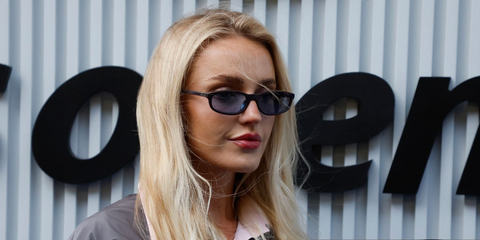 Morgan Riddle, girlfriend of Taylor Fritz, was seen wearing dark brown Miu Miu MU A06S 22C60O sunglasses with light blue lenses on the Day 6 of US Open 2025. Shop online now on Pretavoir