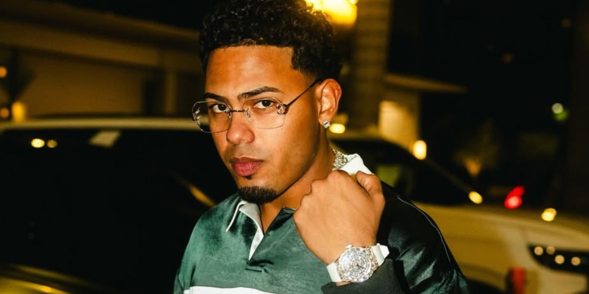 00 Cartier Rapper Puerto Rican rapper and singer Myke Towers was seen wearing silver ...