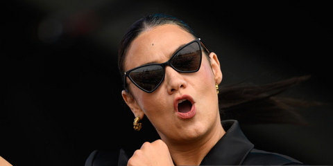 British singer Nadine Shah was seen wearing black Saint Laurent Sun SL 475 Jerry 001 cat eye sunglasses onstage at the Glastonbury Festival 2025. Shop online now on Pretavoir