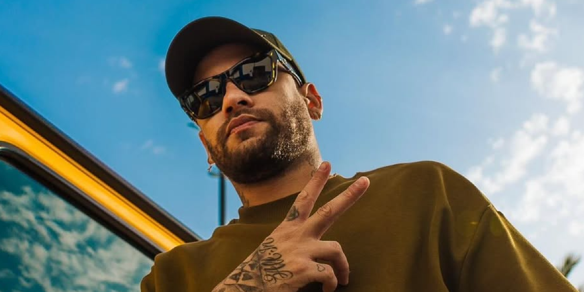 Neymar Jr. is seen wearing tortoiseshell Versace 4457 5429/87 in his Instagram post
