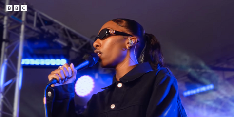 Singer Nia Smith was seen wearing black Gucci GG1660S 001 'Hailey' sunglasses at the Glastonbury Festival 2025. Shop online now on Pretavoir