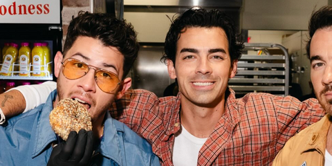 Nick Jonas was seen wearing gunmetal Ray-Ban Aviator Large Metal RB 3025 004/R6 sunglasses with yellow lenses at a PopUp Bagels event in New York City, leading up to Jonas Brothers' Burning Up Tour All Over Again 2026.