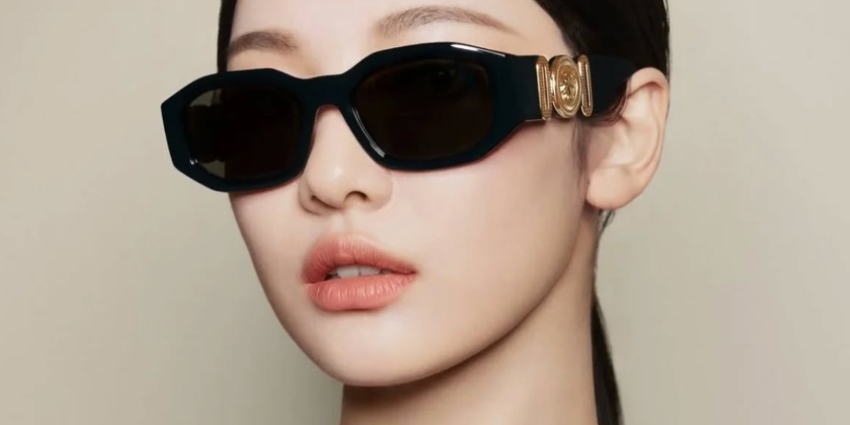 Ningning of K-Pop girl band aespa was seen wearing black Versace 4361 GB1/87 Medusa Biggie Sunglasses in the Versace Holiday 2024 campaign. Shop online now on Pretavoir