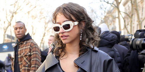 Actress Odessa A'zion was seen wearing white and gold Loewe Anagram LW4114IS 25E sunglasses at the Loewe Menswear Fall/Winter 2024 fashion show during Paris Men's Fashion Week. Shop online now on Pretavoir