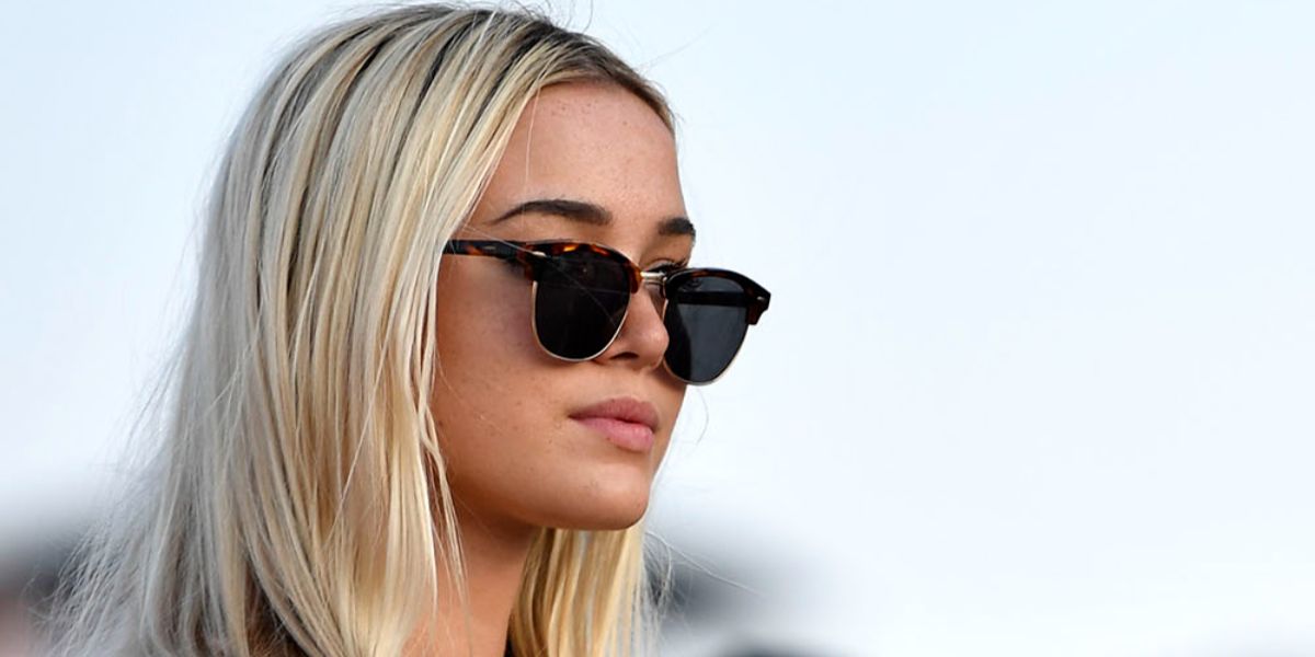 Gymnast and influencer Olivia Dunne was seen wearing tortoiseshell Ray-Ban Clubmaster Classic 3016 W0366 sunglasses at an NASCAR event. Shop online now on Pretavoir