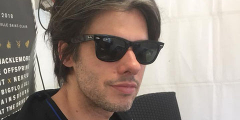French rapper Orelsan was seen wearing the iconic Ray-Ban Wayfarer 2140 901 Black sunglasses. Shop online now on Pretavoir