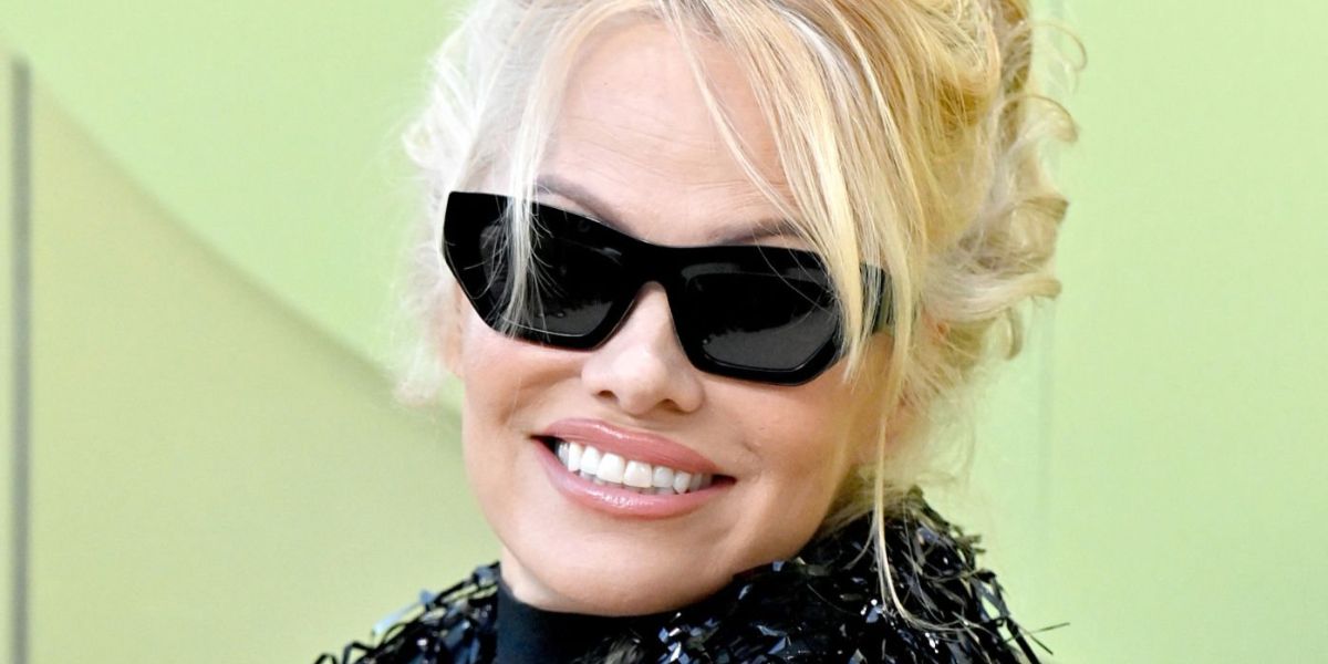 Pamela Anderson was seen wearing black Versace 4432U GB1/87 sunglasses at the Versace Fall/Winter 2023 fashion show in West Hollywood. Shop online now on Pretavoir