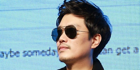 South Korean actor Park Hee-soon was seen wearing Ray-Ban Aviator RB 3025 L2823 Black/Green sunglasses.