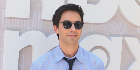 Actor Paul W. Downs was seen wearing black Oliver Peoples Finley Esq. Sun U OV5298SU 1492/P2 Polarised sunglasses at the HBO Max Emmy Nominee Celebration in Los Angeles, August 2025. Shop online now on Pretavoir