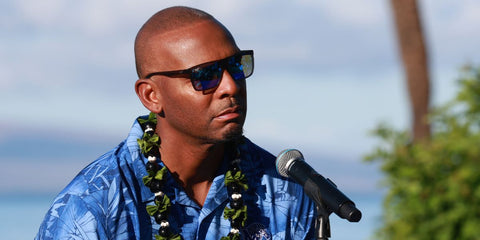 Coach and former basketball player Penny Hardaway was seen wearing black Maui Jim Honokalani 455-02 sunglasses. Shop online now on Pretavoir