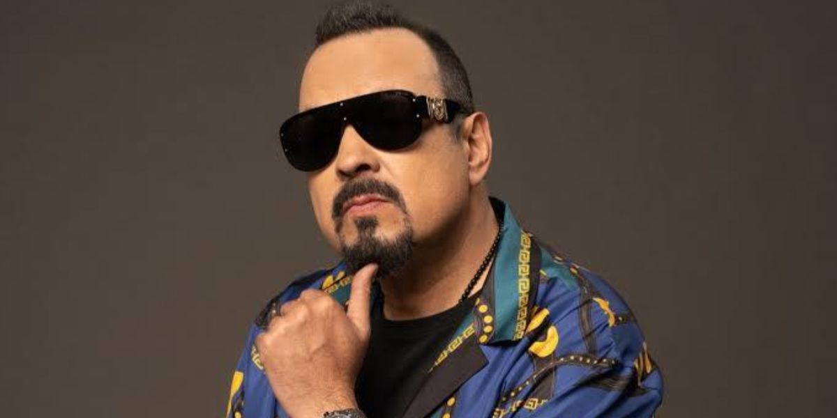 Mexican-American singer Pepe Aguilar was seen wearing black Versace 4391 GB1/87 sunglasses.