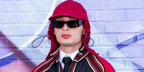 Peso Pluma was seen wearing black Saint Laurent SL M140/F 001 sunglasses at the Off-White Spring/Summer 2026 fashion show during New York Fashion Week. Shop online now on Pretavoir